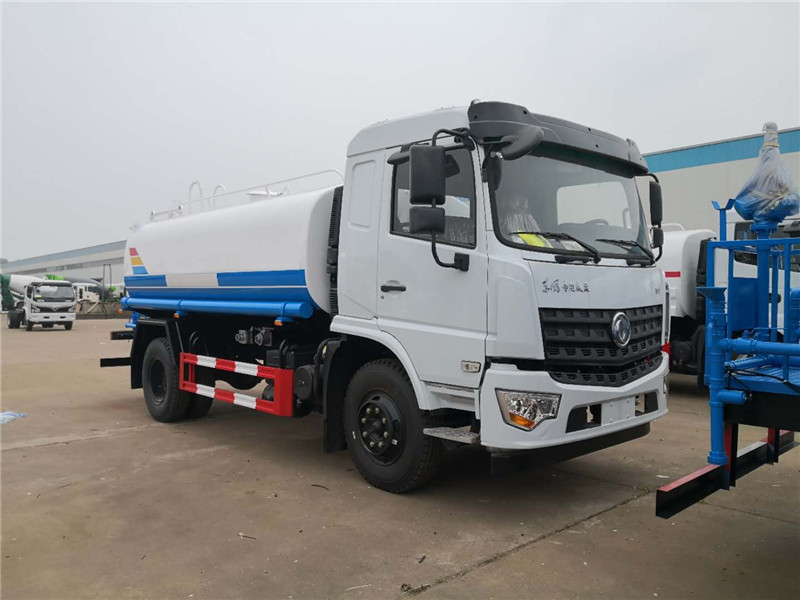 國(guó)六東風(fēng)專底D3 12噸灑水車